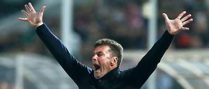 Und die Hände zum Himmel: VfL-Coach Dieter Hecking jubelt nach dem überraschenden 1:0.