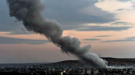 Über der Stadt Kobane im syrisch-türkischen Grenzgebiet ist nach einem Luftschlag der internationalen Koalition eine große Rauchwolke zu sehen.
