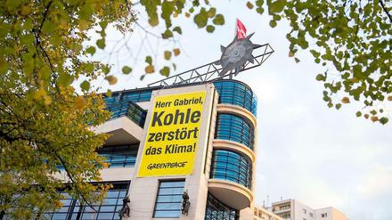 Aufs Dach gestiegen: die Protestaktion der Umweltschutzorganisation Greenpeace.