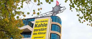 Aufs Dach gestiegen: die Protestaktion der Umweltschutzorganisation Greenpeace.