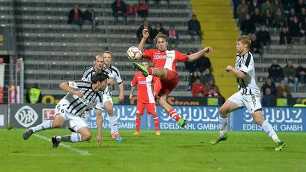 Sören Brandy (1. FC Union) erzielt das Tor zum 2:1, links Sascha Mochenhaupt (VfR Aalen), rechts Andre Hainault (VfR Aalen).
