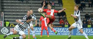 Sören Brandy (1. FC Union) erzielt das Tor zum 2:1, links Sascha Mochenhaupt (VfR Aalen), rechts Andre Hainault (VfR Aalen).
