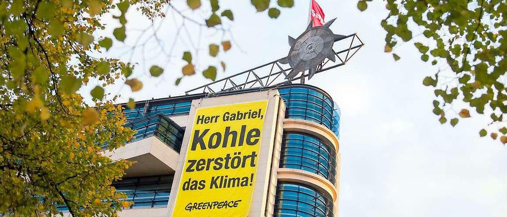 Ein Transparent sowie die Attrappe eines Braunkohle-Förderbaggers haben die Greenpeace-Aktivisten heute morgen am Dach des Willy-Brandt-Hauses in Kreuzberg angebracht.
