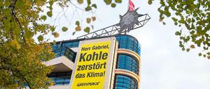 Ein Transparent sowie die Attrappe eines Braunkohle-Förderbaggers haben die Greenpeace-Aktivisten heute morgen am Dach des Willy-Brandt-Hauses in Kreuzberg angebracht.