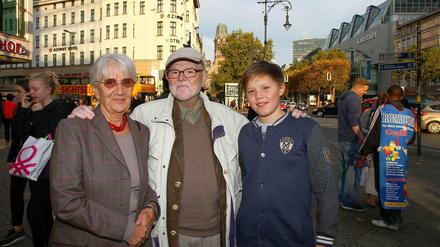 Am Ort des Geschehens. Elisabeth und Horst Schmidt mit ihrem Enkel Anton Rustemeier am Kurfürstendamm. Nach dem Mauerfall hatten beide hier Gratis-Kaffee an Ost-Berliner verteilt.