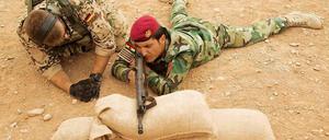 Schon jetzt sind einige deutsche Soldaten in Erbil, um kurdische Peschmerga im Umgang mit deutschen Waffen einzuweisen.