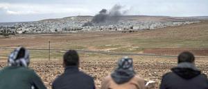 Dem Krieg zuschauen: Kurden beobachten von türkischer Seite die Stadt Kobane.