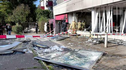 Die Wucht der Detonation schleuderte die Scheiben von der Sparkasse auf die Straße.