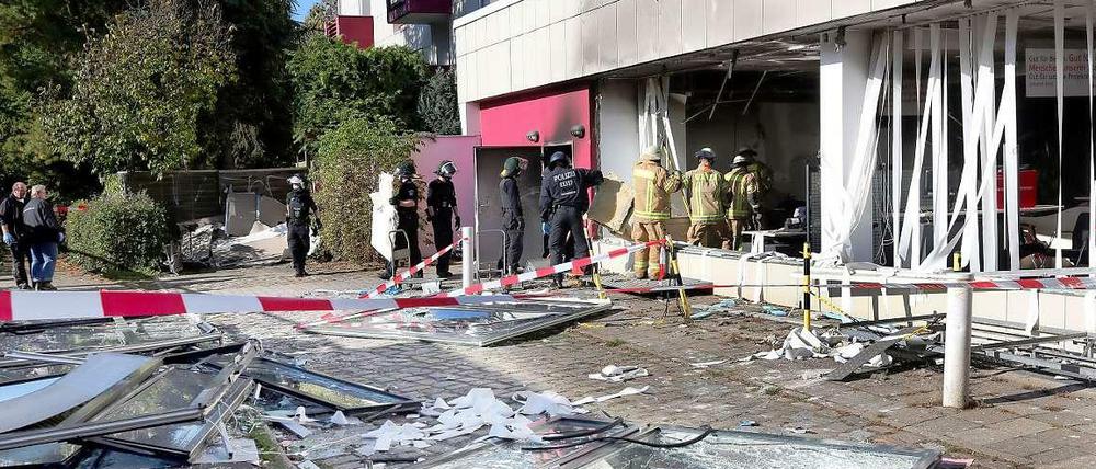 Die Wucht der Detonation schleuderte die Scheiben von der Sparkasse auf die Straße.