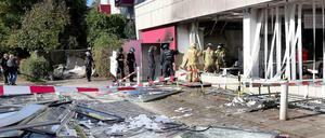 Die Wucht der Detonation schleuderte die Scheiben von der Sparkasse auf die Straße.