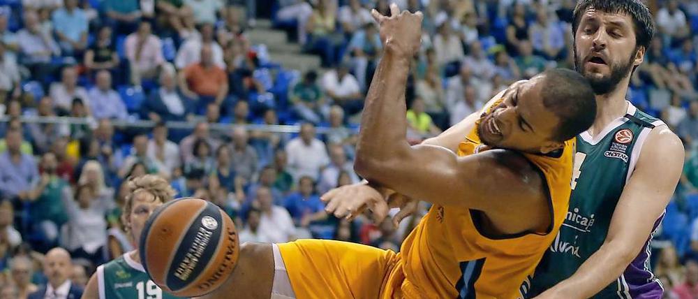 Albas Alex King (links) gegen Stefan Markovic.