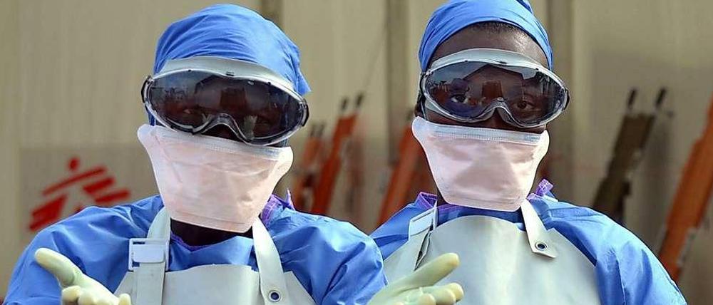 Schutzanzüge gegen Ebola sind für die Helfer, hier in Monrovia, eine Lebensversicherung.