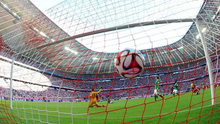 Der Ball landet im Tor von Werder Bremen. In die anderen Richtung wollte er gegen die Bayern auch nicht.