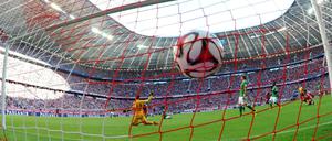 Der Ball landet im Tor von Werder Bremen. In die anderen Richtung wollte er gegen die Bayern auch nicht.