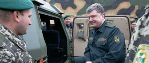 Der ukrainische Präsident Poroschenko zeigt sich gern in Uniform bei seinen Truppen.