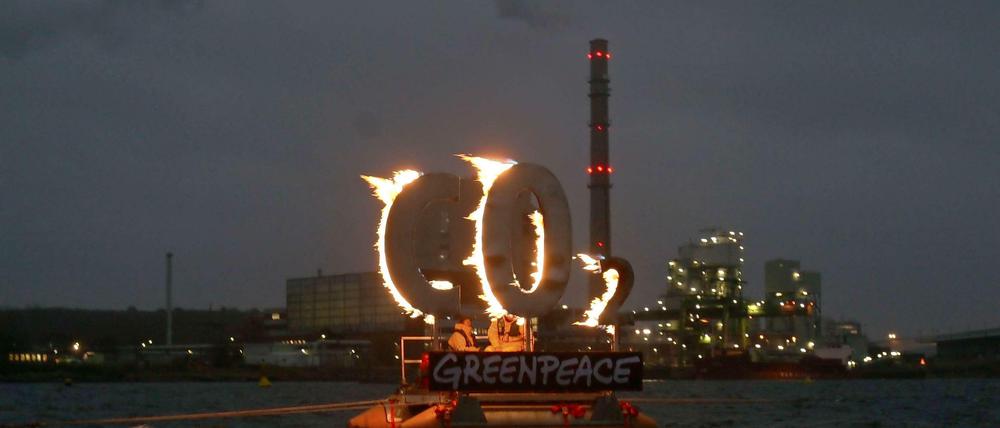 Protest gegen Kohle auf der Ostsee. Klimaschädlich sind Kohlekraftwerke ganz ohne Frage, aber in Deutschland geht es auf absehbare Zeit nicht ohne Kohle, zumal nach dem Ende der Atomkraft 2022. 