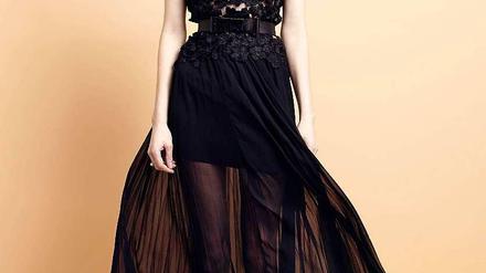 Model in einem schwarzen, langen Spitzenkleid