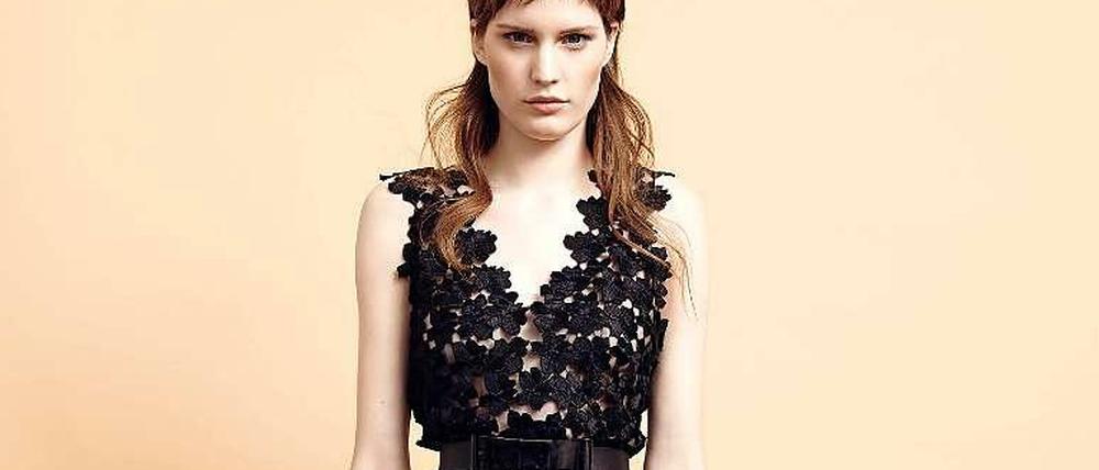 Model in einem schwarzen, langen Spitzenkleid