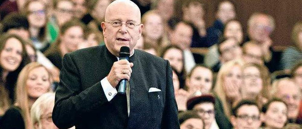 Hamburgs Unipräsident steht im Hörsaal unter Studierenden.