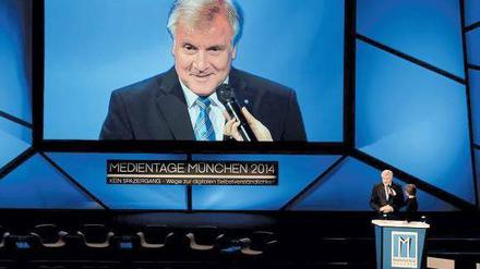 Groß und klein. Bayerns Ministerpräsident Horst Seehofer eröffnet die Münchner Medientage mit einer Absage an die Regulierungswut im Mediensektor. Foto: dpa