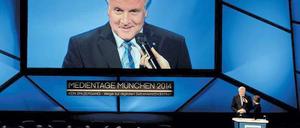 Groß und klein. Bayerns Ministerpräsident Horst Seehofer eröffnet die Münchner Medientage mit einer Absage an die Regulierungswut im Mediensektor. Foto: dpa