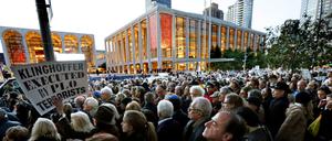 Protest vor der Oper. Demonstranten am Premienabend von "Der Tod von Klinghoffer" in New York.