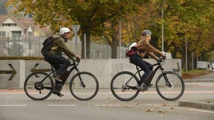 Solange die Straßen trocken und eisfrei sind, ist das Pedelec-Fahren auch in den kalten Monaten sicher möglich. Ändert sich die Witterung, schicken viele E-Biker ihr Rad in die Winterpause - und sollten dabei ein paar Expertentipps beherzigen.