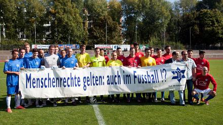 Solidarität mit jüdischen Spielern. Türkiyemspor (rote Trikots) präsentiert sich mit einem Team von TuS Makkabi.