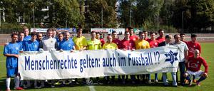Solidarität mit jüdischen Spielern. Türkiyemspor (rote Trikots) präsentiert sich mit einem Team von TuS Makkabi.
