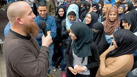 Der radikale Salafistenprediger Pierre Vogel (l) bei einer Kundgebung in Offenbach am Main (Hessen).