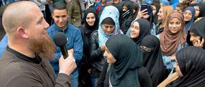 Der radikale Salafistenprediger Pierre Vogel (l) bei einer Kundgebung in Offenbach am Main (Hessen).
