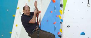 Olaf Scholz, 56, (hier bei der Eröffnung einer Kletterhalle) ist seit 2011 Erster Bürgermeister der Freien und Hansestadt Hamburg. Von 2007 bis 2009 war der SPD-Politiker Bundesminister für Arbeit und Soziales.