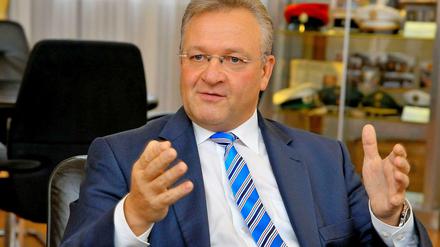 Berlins Innensenator Frank Henkel (CDU) in seinem Büro.