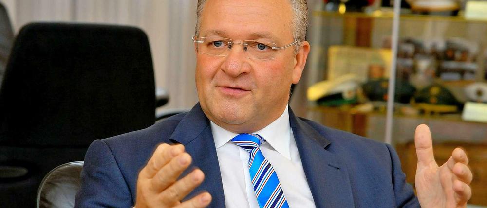 Berlins Innensenator Frank Henkel (CDU) in seinem Büro.