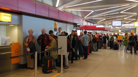 Diese Menschen haben es fast geschafft: Das vordere Ende der 400 Meter langen Warteschlange in Tegel.