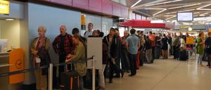 Diese Menschen haben es fast geschafft: Das vordere Ende der 400 Meter langen Warteschlange in Tegel.