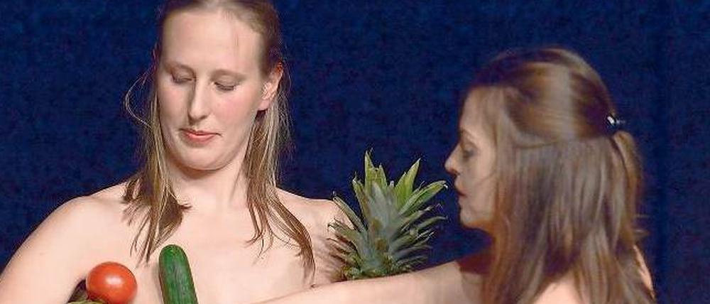Alles frisch. Rose Beermann und Iva Sveshtarova bei ihrer Performance "Strip Naked, Talk Naked.
