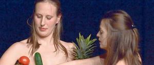 Alles frisch. Rose Beermann und Iva Sveshtarova bei ihrer Performance "Strip Naked, Talk Naked.