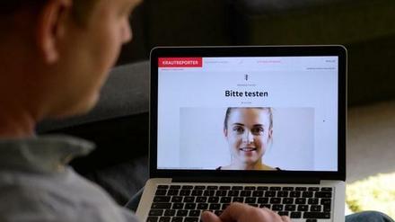 Herausgeber Sebastian Esser vor der "Krautreporter"-Seite.