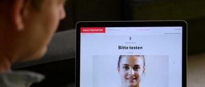 Herausgeber Sebastian Esser vor der "Krautreporter"-Seite.