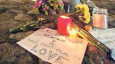 Trauer. Unweit der Stelle, wo der kanadische Soldat Nathan Cirillo erschossen wurde, haben Bürger Ottawas diese provisorische Gedenkstätte errichtet.