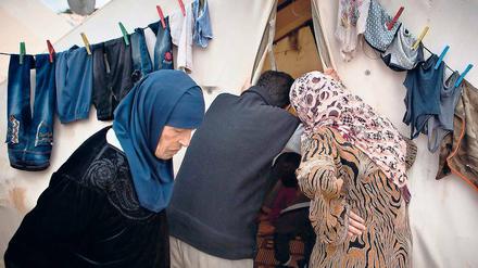 Heimatfront. Zehntausende Syrer leben in den Flüchtlingslagern von Arsal, immerhin: Sie dürfen auch abends ihre Zelte verlassen. In anderen Städten wurde eine Ausgangssperre verhängt.