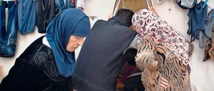 Heimatfront. Zehntausende Syrer leben in den Flüchtlingslagern von Arsal, immerhin: Sie dürfen auch abends ihre Zelte verlassen. In anderen Städten wurde eine Ausgangssperre verhängt.