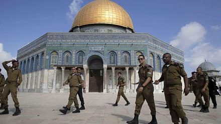 Israelische Soldaten vor dem Felsendom in Jerusalem.