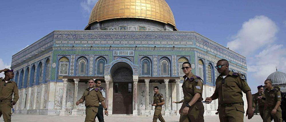 Israelische Soldaten vor dem Felsendom in Jerusalem.