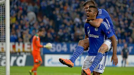 Torschützen unter sich: Eric Choupo-Moting (li.) und Klass-Jan Huntelaar bejubeln den Schalker Sieg.