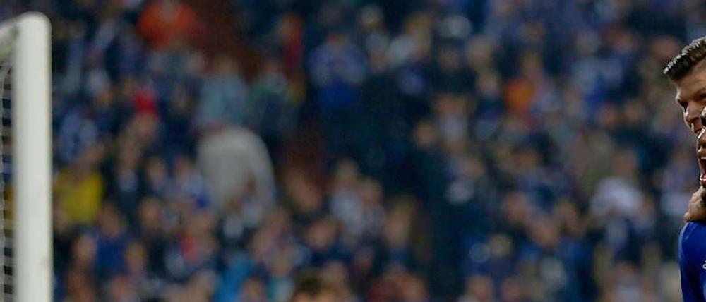 Torschützen unter sich: Eric Choupo-Moting (li.) und Klass-Jan Huntelaar bejubeln den Schalker Sieg.