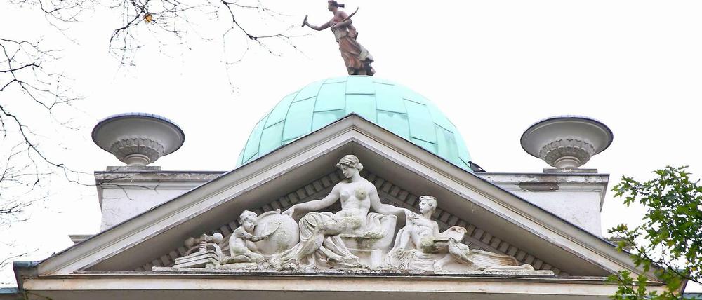 Nackte Schöne. Über die Barbusige im Giebel der Villa Calé halten die Denkmalschützer ihre Hand. 
