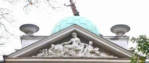 Nackte Schöne. Über die Barbusige im Giebel der Villa Calé halten die Denkmalschützer ihre Hand. 