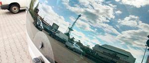Spieglein, Spieglein. ICC und Funkturm sind in der Heckscheibe des Autos auf dem Parkplatz gegenüber zu sehen. Eigentlich sollte dort längst gebaut werden. 